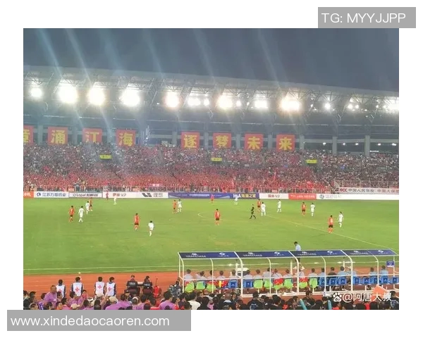 南京足球队比赛经验引发热议球迷对战术与表现的不同看法